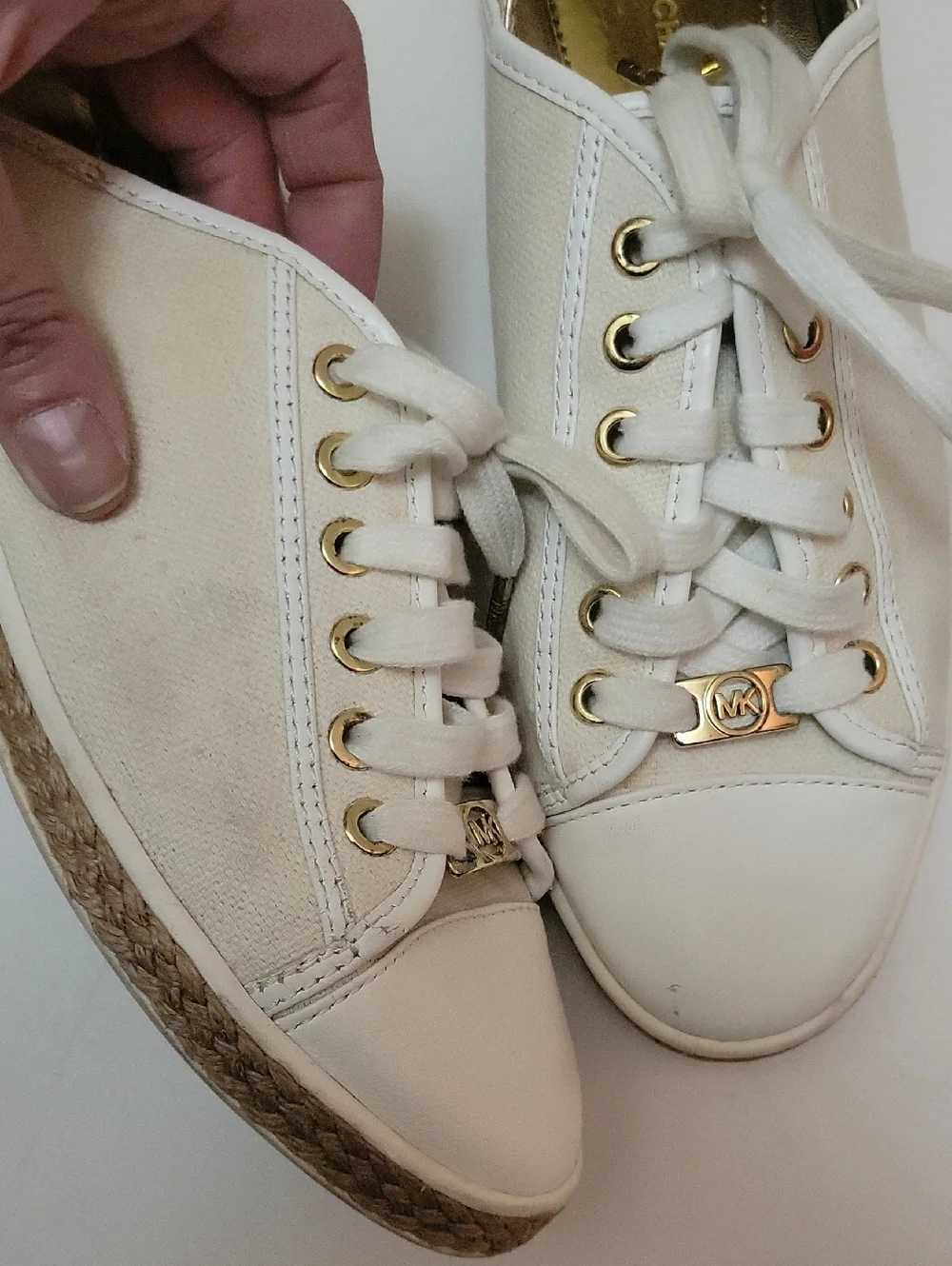 Michael Kors White and Gold‎ Low-Top Lace-Up Sneakers EUC 8 Coastal Summer